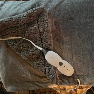 Electric Sherpa Heated and Weighted Twin Blanket Perfect as a throw ! 48 x 72 .
